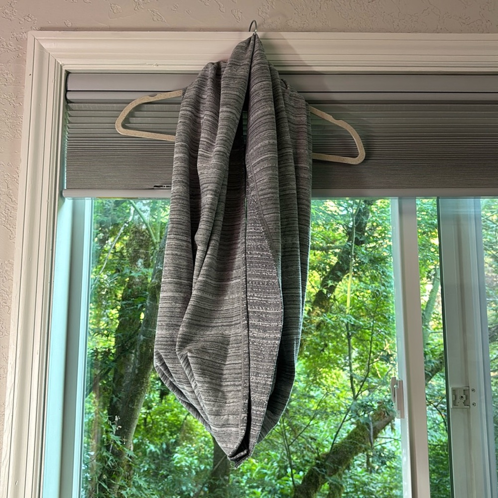 Lululemon rulu circle snap scarf